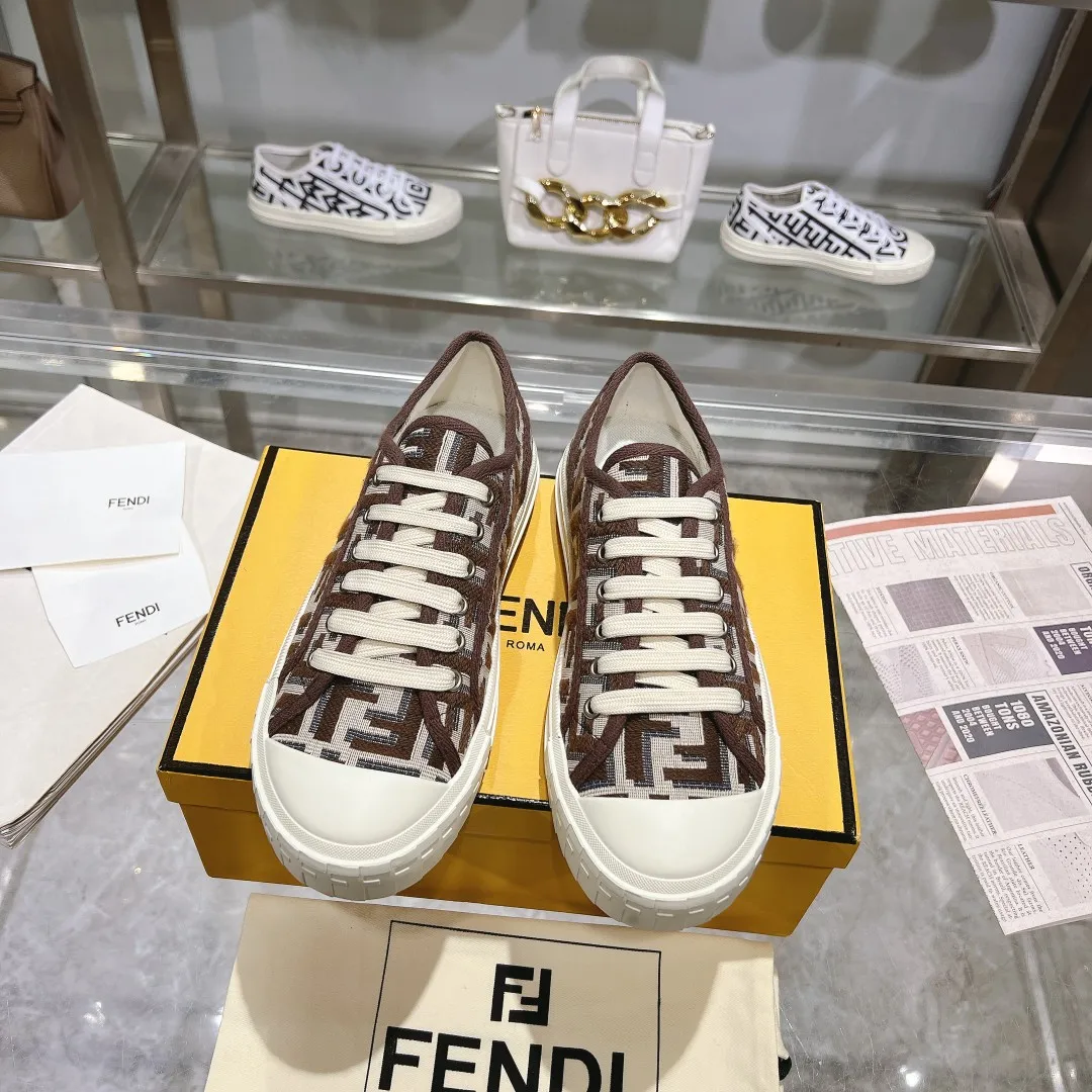 Couple style 💰460❤️Fendi Fendi's latest couple canvas shoes ❑ Fabric: Original customized imported jacquard canvas material ❑ Inner lining: Imported canvas material ❑ Sole: Original molded non-slip TPU outsole ❑ Bottom thickness: 2.5cm ❑ Size: Women's 35-40/Men's 39-45